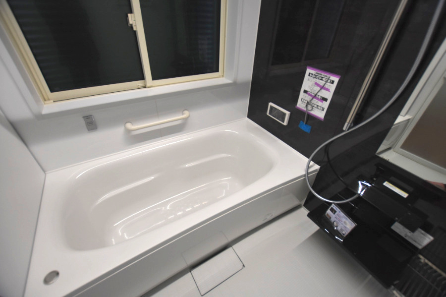 戸建　揖斐郡池田町八幡　全４区画分譲の浴室|１坪タイプのバリアフリー設計でゆったりとくつろげる浴室・浴槽です。タイル床でカビの発生を抑制します。