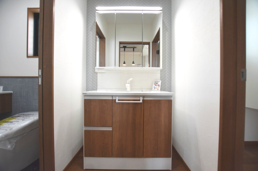 戸建　揖斐郡池田町八幡　全４区画分譲の独立洗面台|洗面洗髪化粧台です。物件により三面鏡または一面鏡の場合があります。詳しくは担当者までお問合せ下さい。