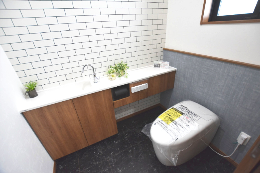 戸建　揖斐郡池田町八幡　全４区画分譲のトイレ|節水省エネの暖房便座シャワートイレです。お掃除のしやすさを究めたフチなし形状でお手入れ楽々。