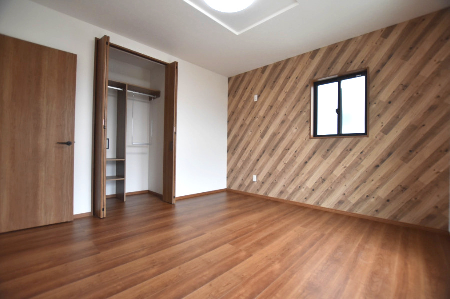 戸建　揖斐郡池田町八幡　全４区画分譲の寝室|全居室にたっぷり収納できる大型収納を設置。窓ガラスは断熱性能や結露防止効果の高いペアガラスです。