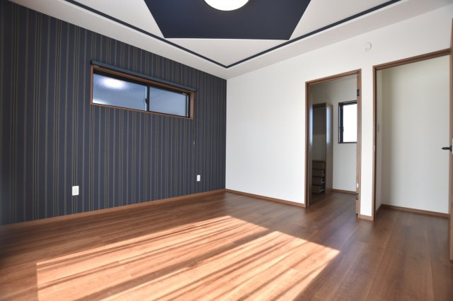 戸建　揖斐郡池田町片山　全6区画分譲の居間・リビング|全居室にたっぷり収納できる大型収納を設置。窓ガラスは断熱性能や結露防止効果の高いペアガラスです。