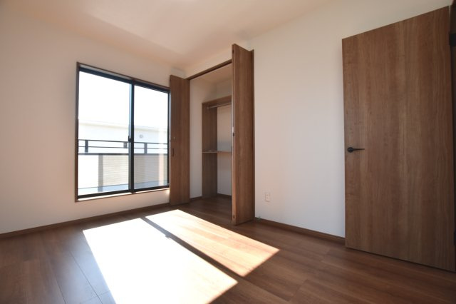 戸建　揖斐郡池田町片山　全6区画分譲の洋室|全居室にたっぷり収納できる大型収納を設置。窓ガラスは断熱性能や結露防止効果の高いペアガラスです。