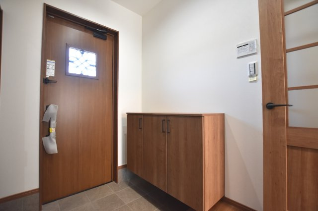 戸建　揖斐郡池田町片山　全6区画分譲の玄関|大容量のシューズ収納付きで玄関周りもすっきり！玄関ドアからの光が玄関ホールを明るくしてくれます。