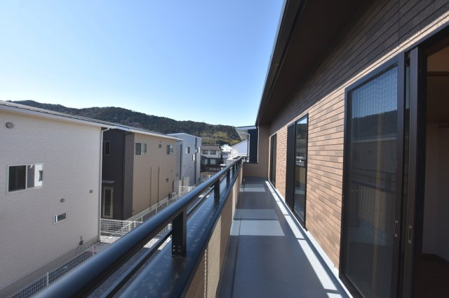 戸建　揖斐郡池田町片山　全6区画分譲のバルコニー|バルコニーは南向きで洗濯物もよく乾きます！強度と表面積硬度を持つFPRで防水しています。