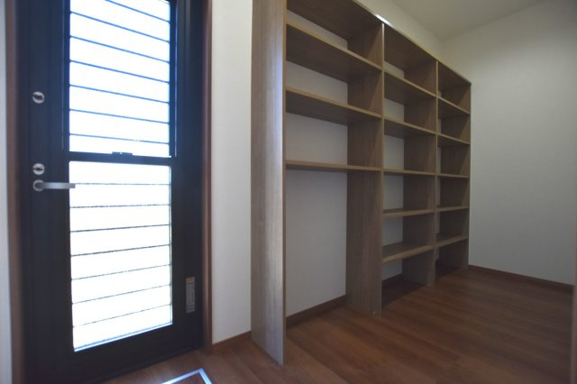 戸建　揖斐郡池田町片山　全6区画分譲の収納|キッチンの勝手口横にはパントリーがあり、ストックも安心です！