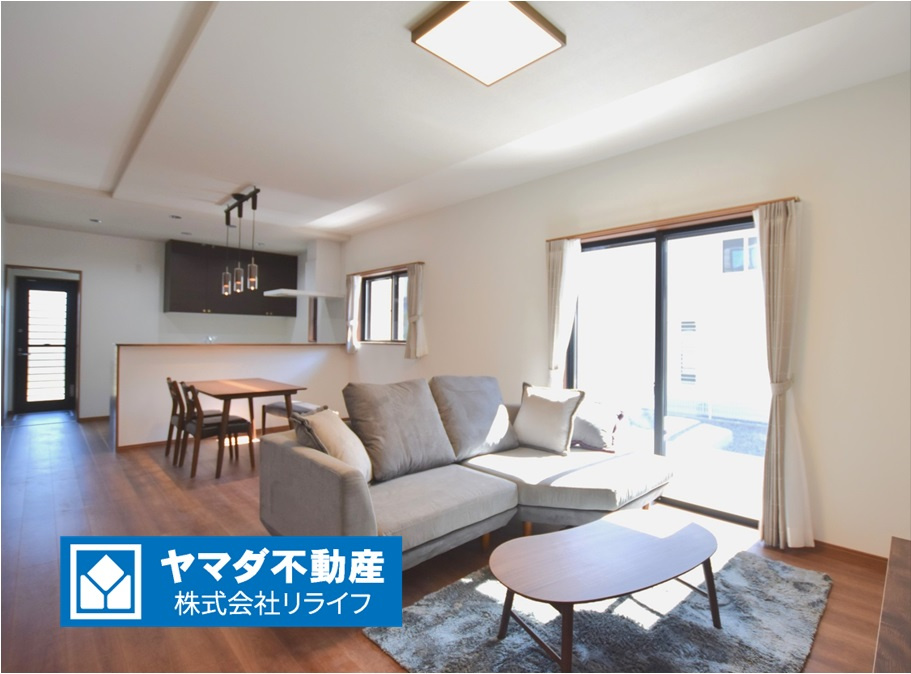 戸建　揖斐郡池田町片山　全6区画分譲の居間・リビング|南向きで日当たりもよく大きな窓がリビング全体に光と風を運びます。ご家族でゆとりある暮らしができます。