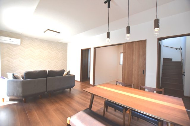 戸建　揖斐郡池田町片山　全6区画分譲の居間・リビング|南向きで日当たりもよく大きな窓がリビング全体に光と風を運びます。ご家族でゆとりある暮らしができます。