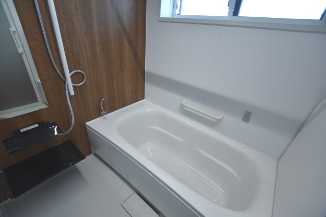 戸建　揖斐郡池田町片山　全6区画分譲の浴室|１坪タイプのバリアフリー設計でゆったりとくつろげる浴室・浴槽です。タイル床でカビの発生を抑制します。