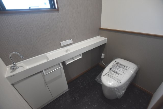 戸建　揖斐郡池田町片山　全6区画分譲のトイレ|節水省エネの暖房便座シャワートイレです。お掃除のしやすさを究めたフチなし形状でお手入れ楽々。