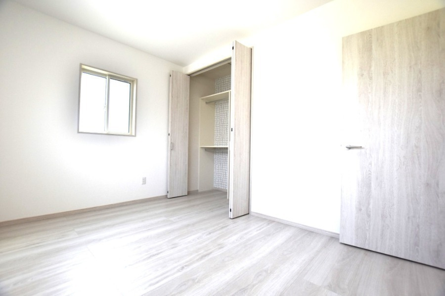 戸建　安八郡安八町森部　全13区画分譲の洋室|全居室にたっぷり収納できる大型収納を設置。窓ガラスは断熱性能や結露防止効果の高いペアガラスです。