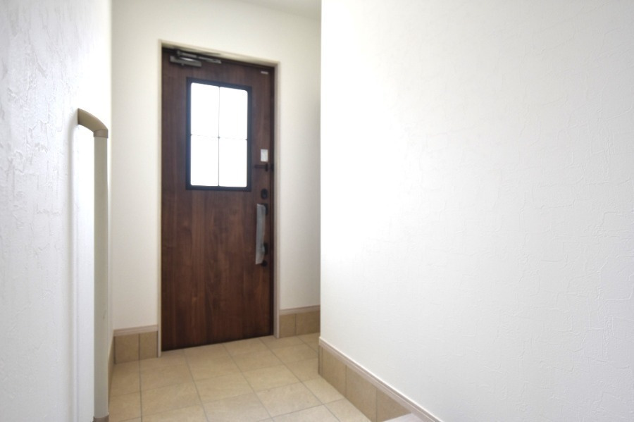 戸建　安八郡安八町森部　全13区画分譲の玄関|大容量のシューズ収納付きで玄関周りもすっきり！玄関ドアからの光が玄関ホールを明るくしてくれます。