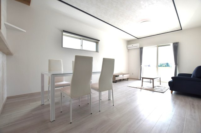 戸建　安八郡安八町森部　全13区画分譲の居間・リビング|南向きで日当たりもよく大きな窓がリビング全体に光と風を運びます。ご家族でゆとりある暮らしができます。