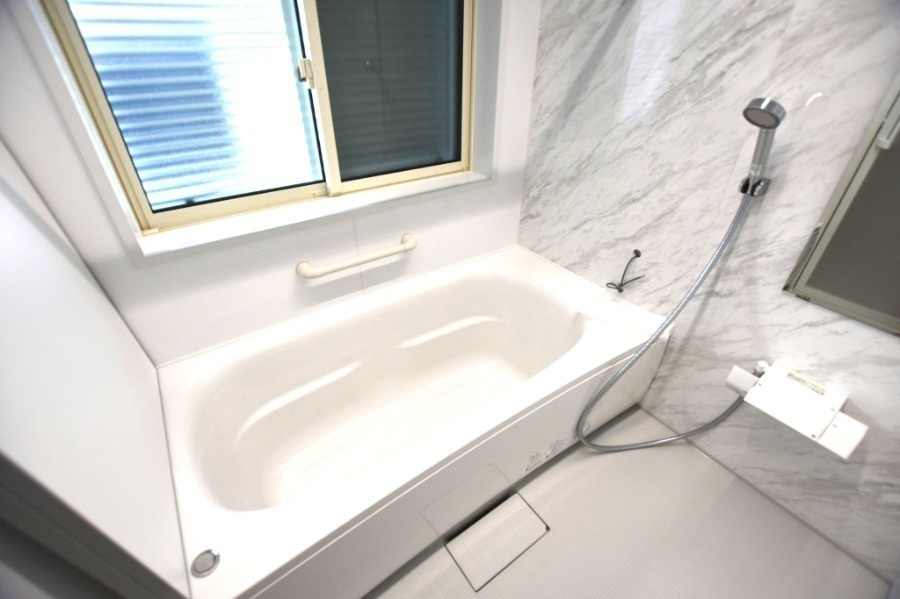 戸建　安八郡安八町森部　全13区画分譲の浴室|１坪タイプのバリアフリー設計でゆったりとくつろげる浴室・浴槽です。タイル床でカビの発生を抑制します。