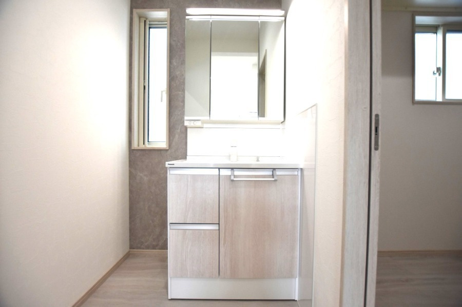 戸建　安八郡安八町森部　全13区画分譲の洗面所|洗面洗髪化粧台です。物件により三面鏡または一面鏡の場合があります。詳しくは担当者までお問合せ下さい。