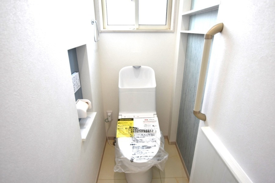 戸建　安八郡安八町森部　全13区画分譲のトイレ|節水省エネの暖房便座シャワートイレです。お掃除のしやすさを究めたフチなし形状でお手入れ楽々。