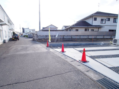 【前面道路含む現地写真】 | ＧＲＡＦＡＲＥ　方木田北白家　1号棟 | 東側、4ｍの道路に接しています◎
