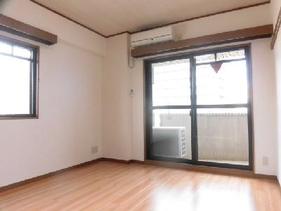 ラフィーネ四条堀川の居間・リビング|2面採光