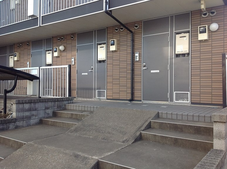 レオパレス新座サンハイツのエントランス