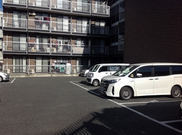 レオパレス新座サンハイツの駐車場