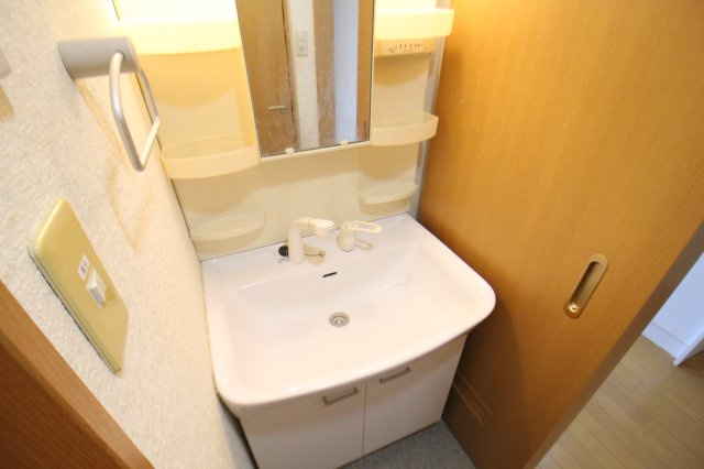 アースヒルズの洗面所|脱衣スペースもあります