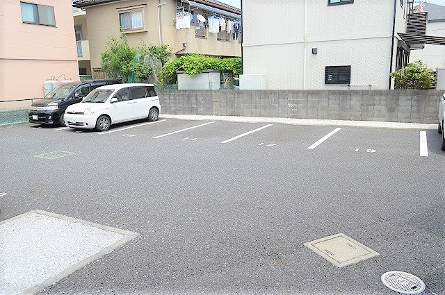 フォンターナ　ロッソの駐車場