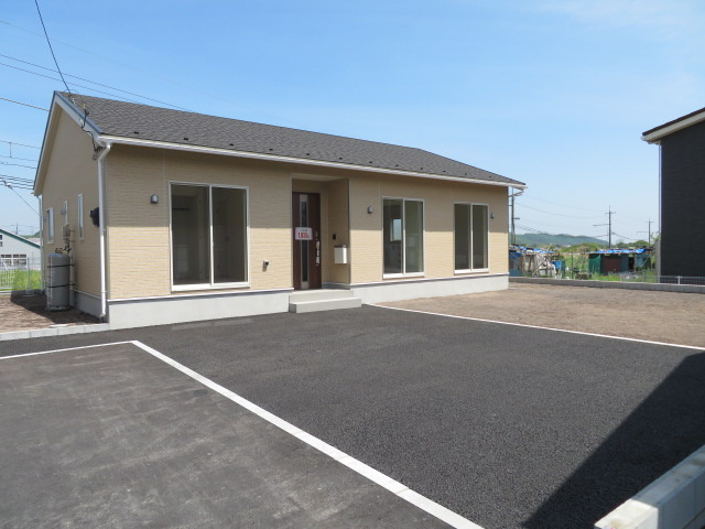 高崎市吉井町池第2（全4棟）3号棟の外観|隣地との距離も保ちながらも綺麗な街並みに溶け込みました！ 駐車スペースやお庭も十分に確保しています！