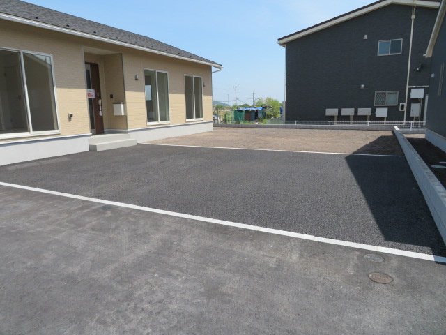 高崎市吉井町池第2（全4棟）3号棟の駐車場|隣地との距離も保ちながらも綺麗な街並みに溶け込みました！ 駐車スペースやお庭も十分に確保しています！