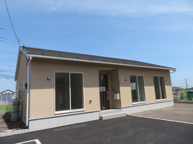 高崎市吉井町池第2（全4棟）3号棟の外観|隣地との距離も保ちながらも綺麗な街並みに溶け込みました！ 駐車スペースやお庭も十分に確保しています！