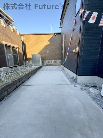 三郷市彦糸1丁目　新築戸建　全1棟の駐車場|カースペース1台付きです