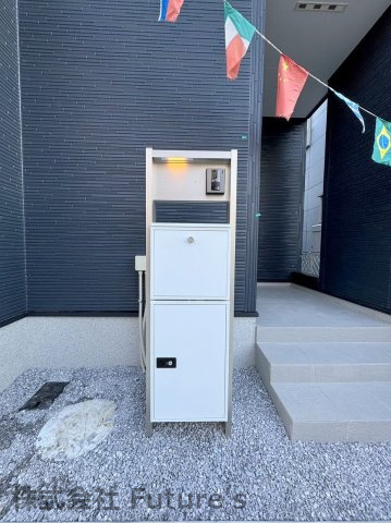 三郷市彦糸1丁目　新築戸建　全1棟のエントランス|不在時に便利な宅配BOX完備