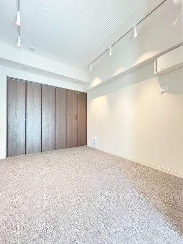 「防音マンション」AZ Music 上野の内装|防音室の天井にはBluetooth仕様のスピーカーも備え付け！4台までペアリング接続でき入居した日から使用可能です。