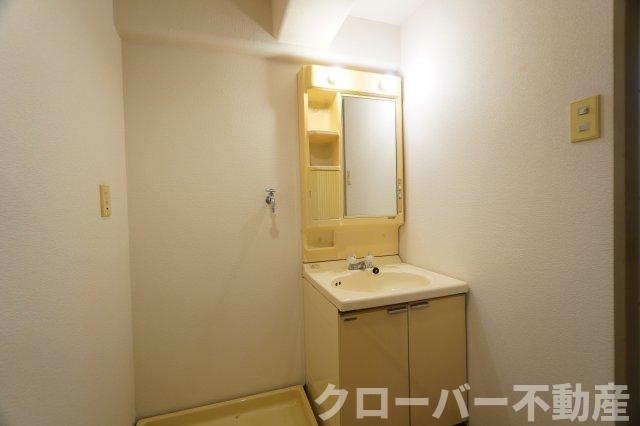 五福マンションの独立洗面台
