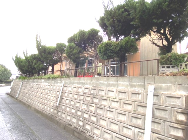 須恵町上須惠中古平家建の前面道路含む現地写真|前面道路より敷地が高いので、防犯面でも効果がありますね！