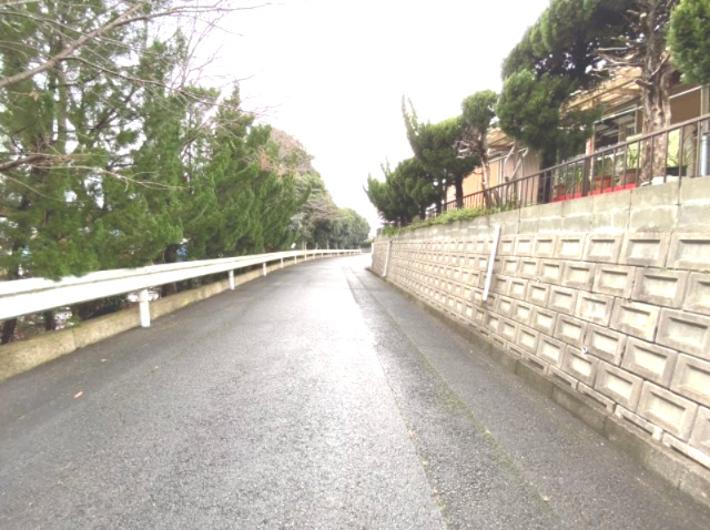 須恵町上須惠中古平家建の前面道路含む現地写真|南側の道路は幅員約5.5ｍで車通りは少な目です！