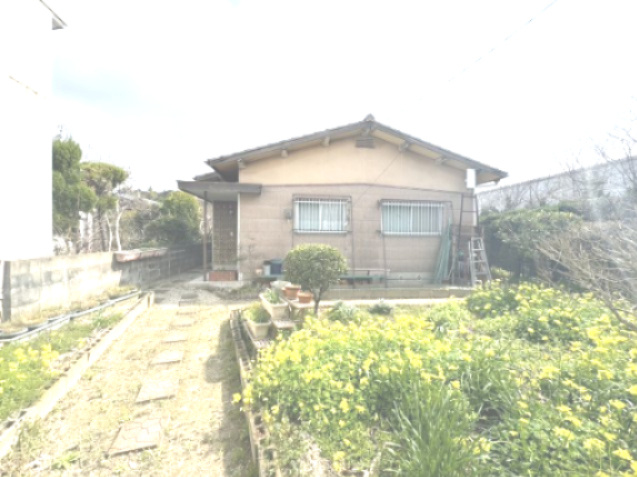 須恵町上須惠中古平家建の外観|中古平屋建て！
土地面積：253.14㎡、建物面積：77.62㎡！
