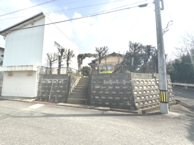 須恵町上須惠中古平家建の外観|階段には手すりがついています！