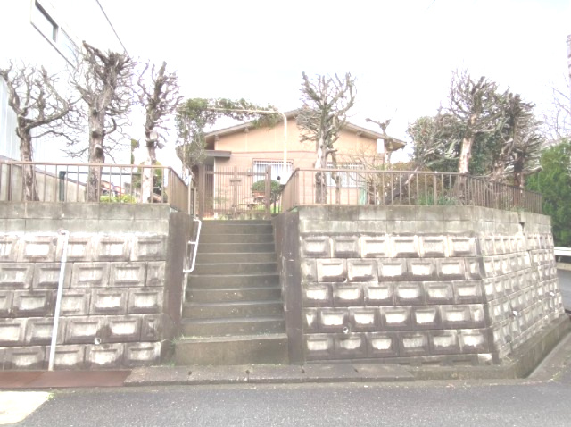 須恵町上須惠中古平家建の前面道路含む現地写真|前面道路より敷地が高いので、通風良好です！