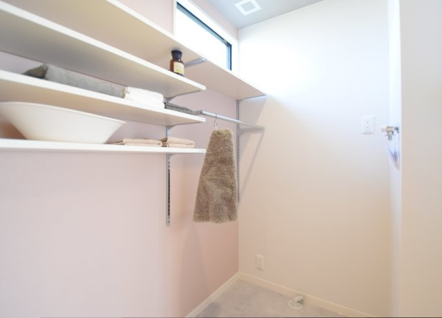 【脱衣所】 | 〈玉島上成1号棟〉水廻り集中設計の新築建売一戸建て | 脱衣所には可動棚もついています