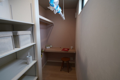 【ランドリースペース】 | 〈玉島上成1号棟〉水廻り集中設計の新築建売一戸建て | 室内物干、棚、カウンター付のユーティリティで家事楽