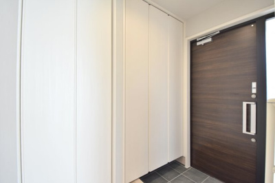 【玄関】 | 〈玉島上成1号棟〉水廻り集中設計の新築建売一戸建て | 収納とシューズクロークでスッキリした玄関に