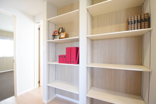【その他】 | 〈玉島上成1号棟〉水廻り集中設計の新築建売一戸建て | ２階ホールの収納棚。たっぷり収納できそうです