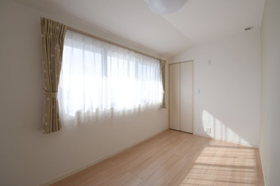 【洋室】 | 〈玉島上成1号棟〉水廻り集中設計の新築建売一戸建て | ３面窓でとても明るいです