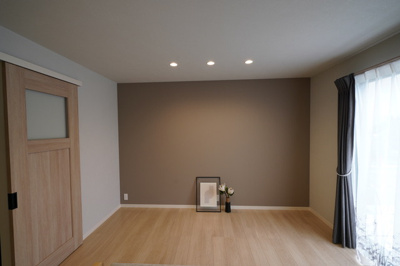 【その他】 | 〈玉島上成1号棟〉水廻り集中設計の新築建売一戸建て | アクセントクロスを使用したおしゃれなリビング