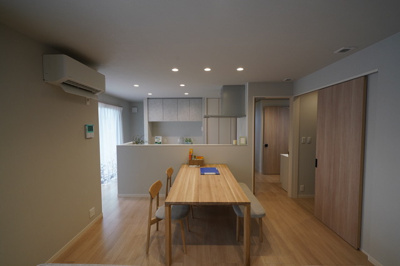 【ダイニング】 | 〈玉島上成1号棟〉水廻り集中設計の新築建売一戸建て | ご家族の様子が見れる対面キッチン