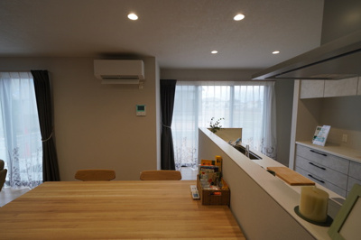 【キッチン】 | 〈玉島上成1号棟〉水廻り集中設計の新築建売一戸建て | キッチン横の窓からはお庭の様子も見れます