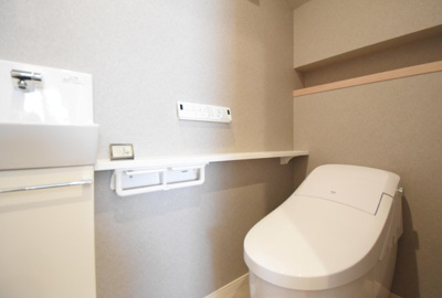 【トイレ】 | 〈玉島上成1号棟〉水廻り集中設計の新築建売一戸建て | タンクレストイレ