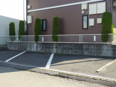 【駐車場】 | フローラルコートＢ棟（６帖） | 敷地内駐車場
