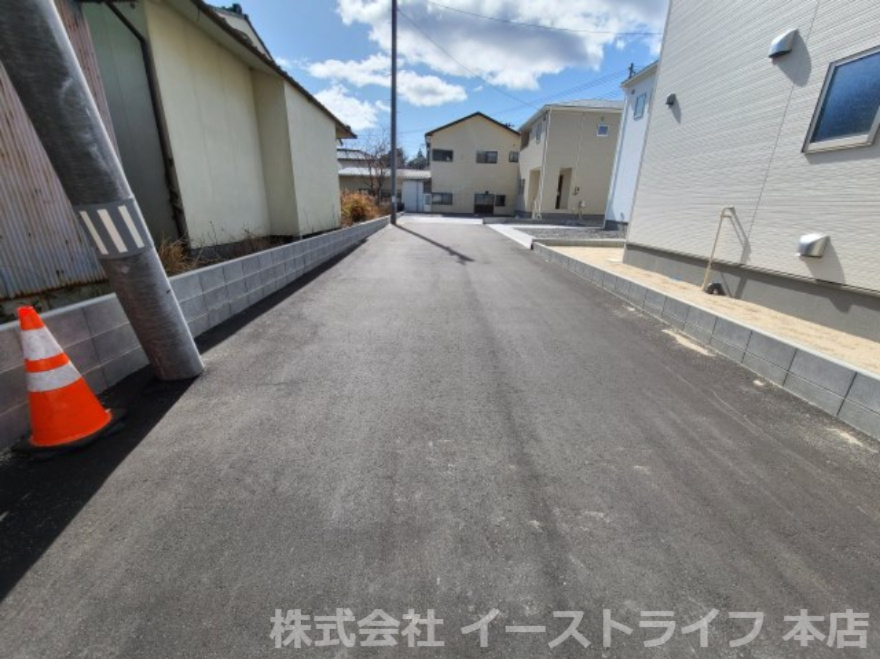 平中山第2の前面道路含む現地写真|3号棟前の道路