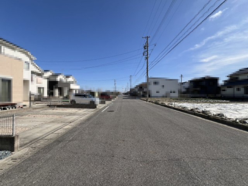 碧南市三宅町3期新築戸建　1号棟の前面道路含む現地写真|碧南市三宅町3期新築戸建1号棟前面道路写真です。南東側公道約8ｍ