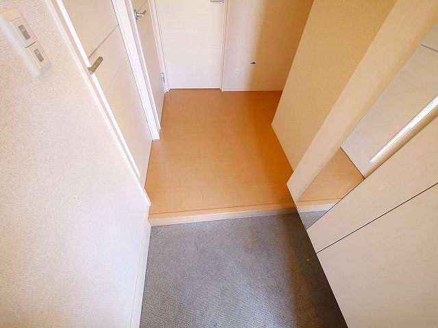 ラフィーネ四条大路の玄関|収納もある玄関です